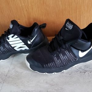 Boys nike size 5